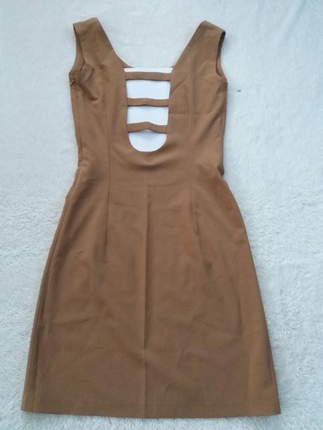 Saty s vystrihom na chrbte, m