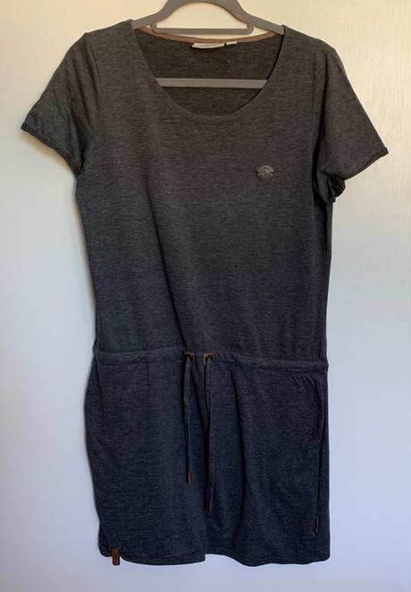 Naketano šedé šaty, l