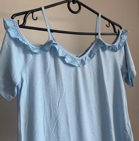 Světlé modré tričko s odhalenými rameny, s