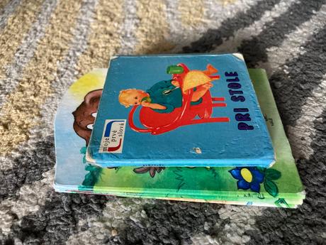 Leporelá pri stole a o psíkovi zo záhradky, 