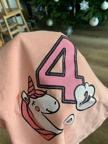 Tričko má oslavu 4 narodenín, 98