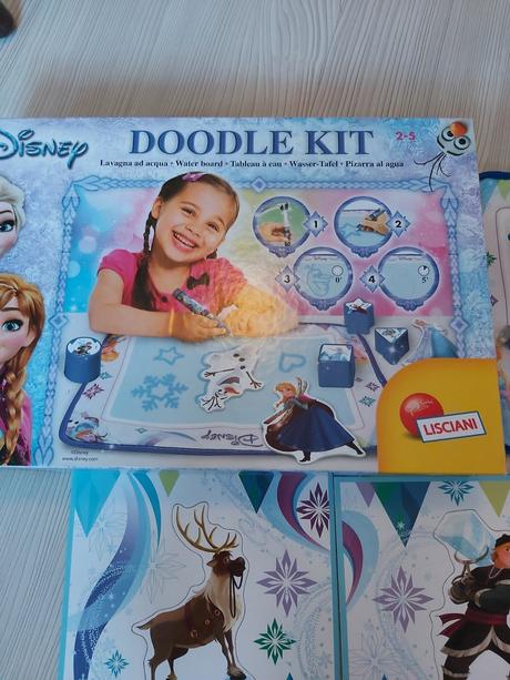 Frozen maľovanie s vodou na podložku s maketami,