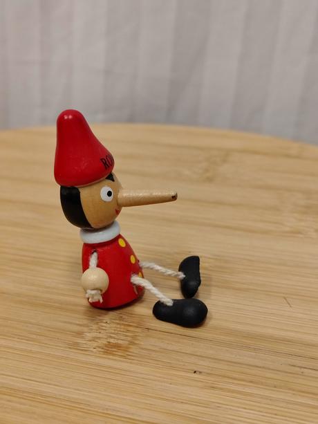 Drevený pinocchio roma, magnetka, ručne malovaná, 