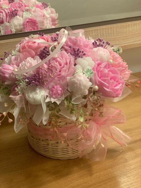 Veľká mydlova kytica v pletenom priborniku, 