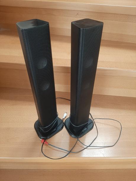 2 x reproduktor f&d výška 41 cm., 