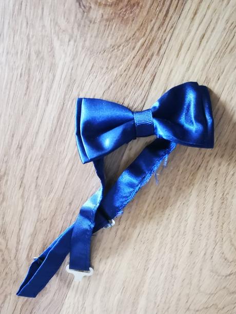 Detský oblek s vestičkou a motylikom, 146