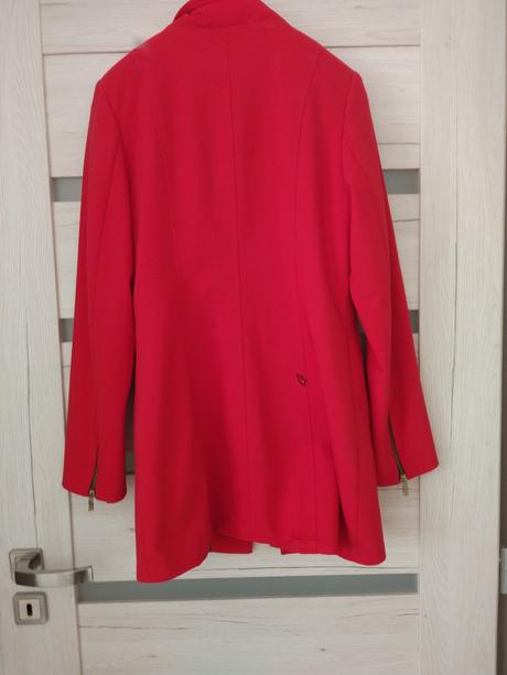 Červený kabát, s