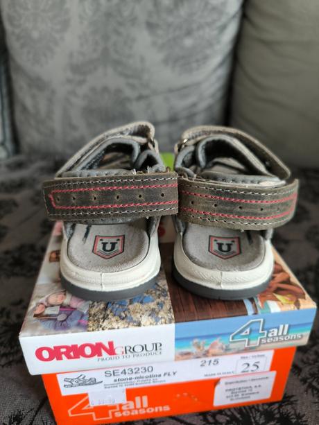 Sandálky úplne nové, 25