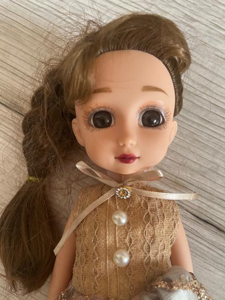 Bábika s trblietavými satami, 