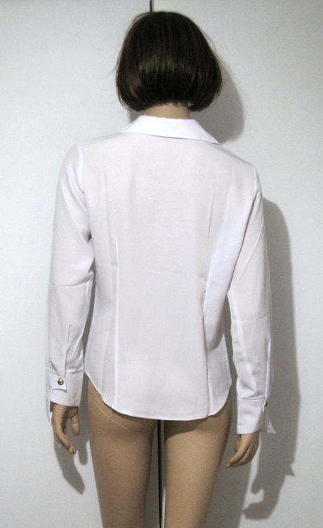 Biela blúzka so zlatými gombíkmi, m