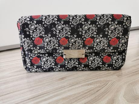 Malá kabelka s ružičkami od baťu, baťa