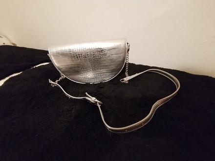 Krásna strieborná kabelka, 