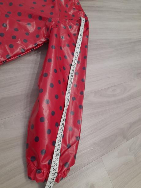 Nepremokavý červenobodkovaný kabátik, 152