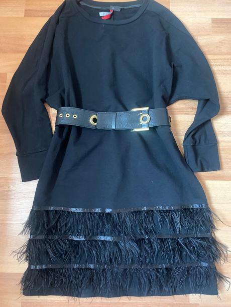 Trendové šaty imperial s perím, m