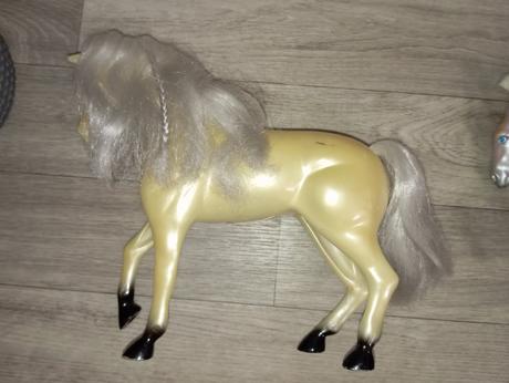 Bábika, dieťa a 2 kone, 