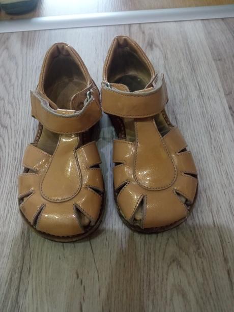 Lakované sandále, 25