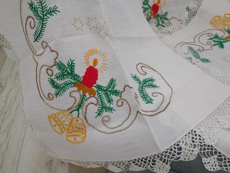 Ručne vyšívaný set vianočných obrusov obrusy a štó, 