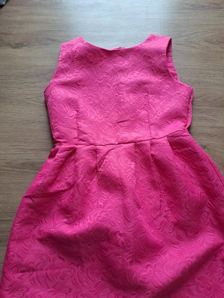 Cyklamenove šaty, s