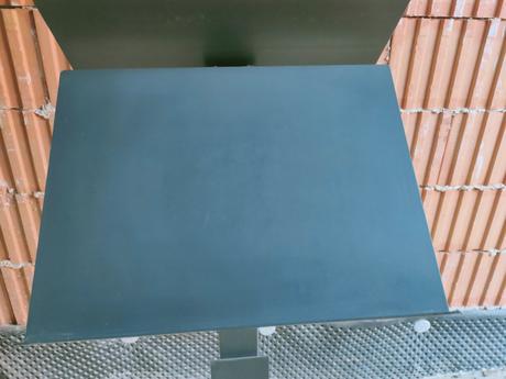 Kovový rečnícky, prednáškový pult,