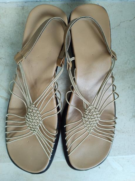 Zlaté sandálky, 40