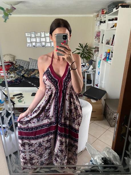 Dámske šaty s holým chrbtom, amisu,m