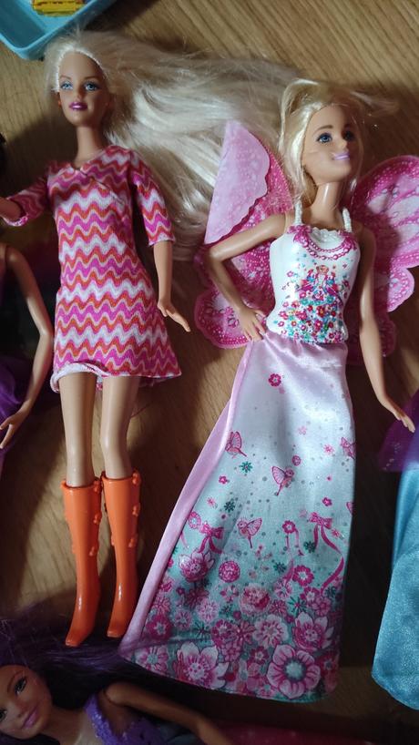 Barbie nábytok + bábiky barbie, 
