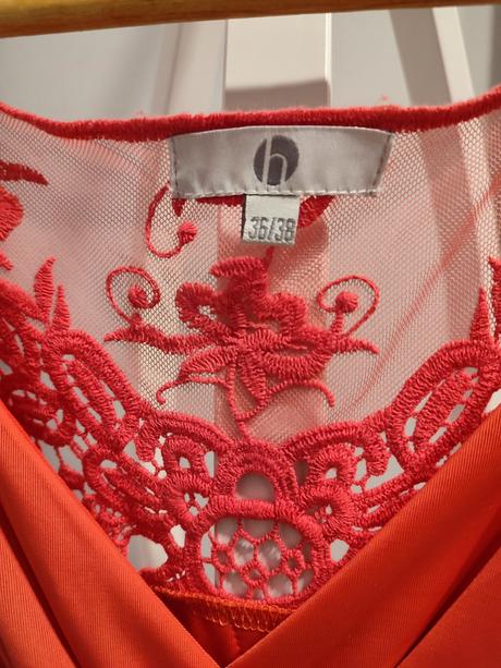 Krásne šaty s čipkou, s