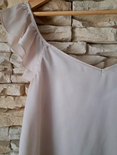 Béžový elegantný top s volánom, reserved,m