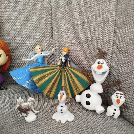 Zbierka figúrok frozen + polly pocket grátis,