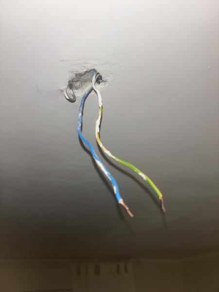 Ako zapojiť luster s dvojfarebnými káblami?