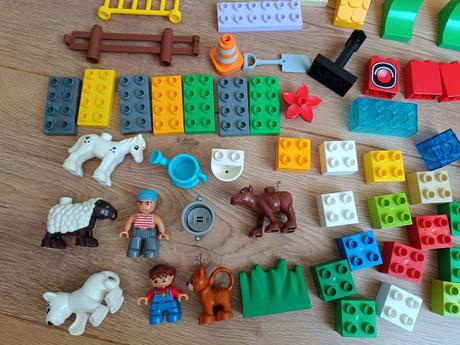 Vedierko s kockami lego duplo,
