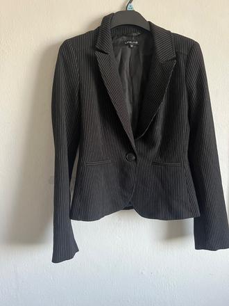 Sako elegantne pruzkovane pruhovane cierne, s