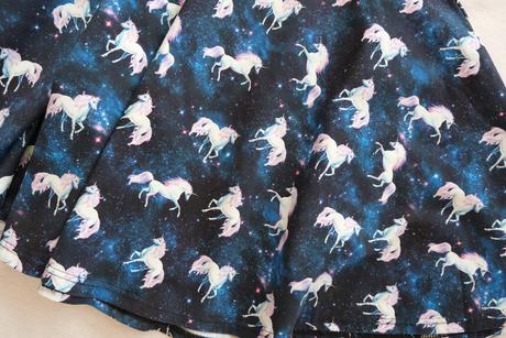 Tmavomodré šaty, 38