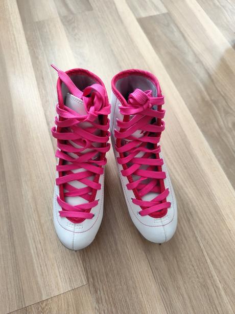 Dievčenské korčule, crowned,32