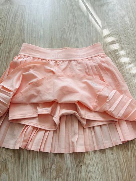 Krásny marhuľkový skort značky alo yoga, pc 98 eur, xs