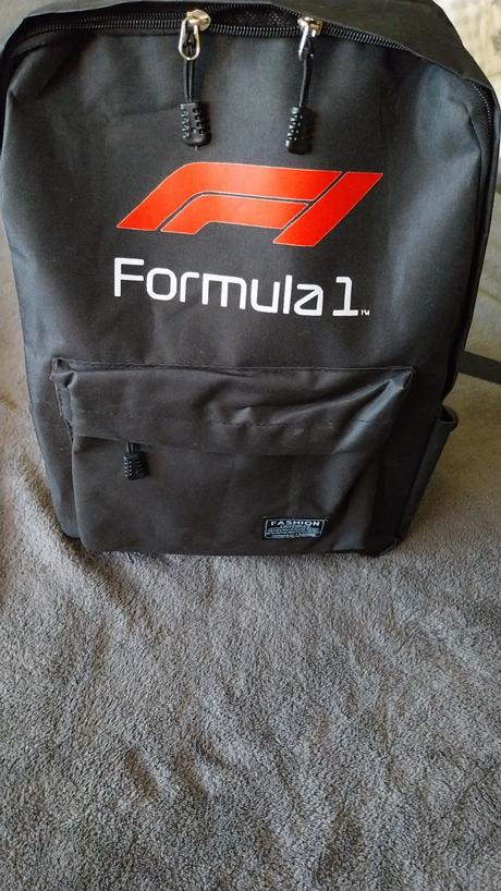 Čierny batoh s nápisom fromula 1, 