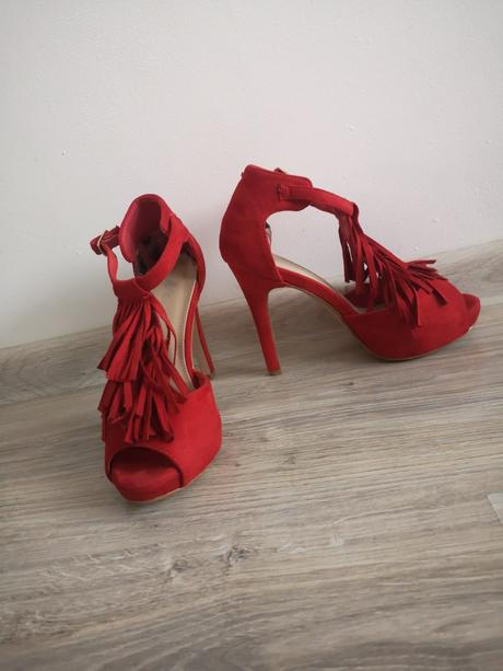 Červené sandále, 35