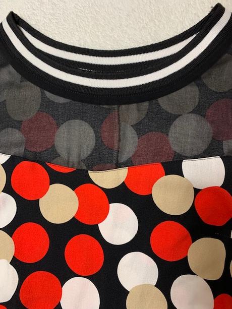 Krásne šaty s tylom a guličkami zn. magenta, l / m