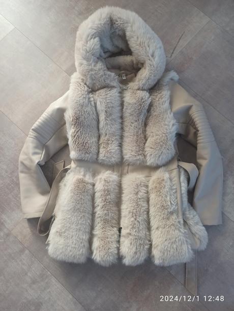 Krásna bunda s kožušinkou zn. mochy, 38