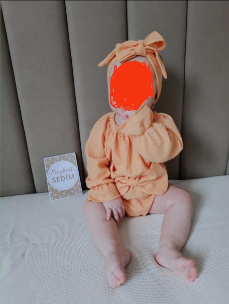 Bledooranžové body s mašľou a čelenkou, 74