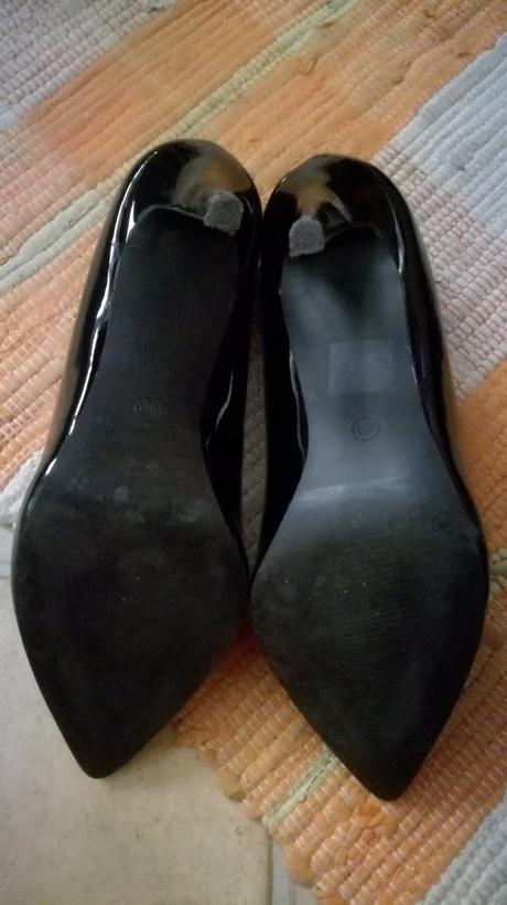 Čierne lodičky, 40