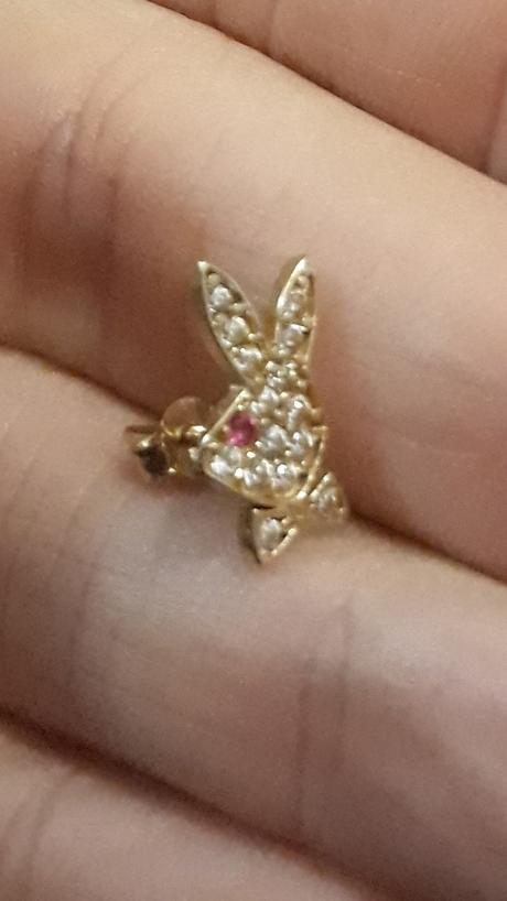 Playboy zajačik naušnička, 