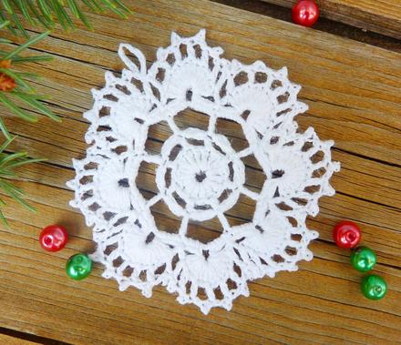 Háčkovaná ozdoba na vianočný stromček- vločka,