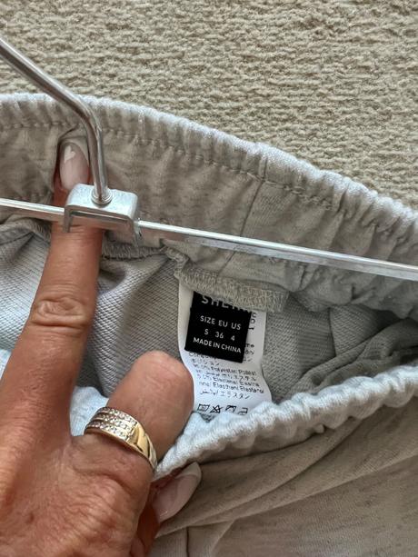 Šedé teplakove kraťasy s, s