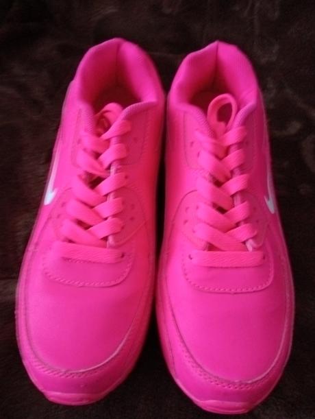 Krikľavé tenisky, 37