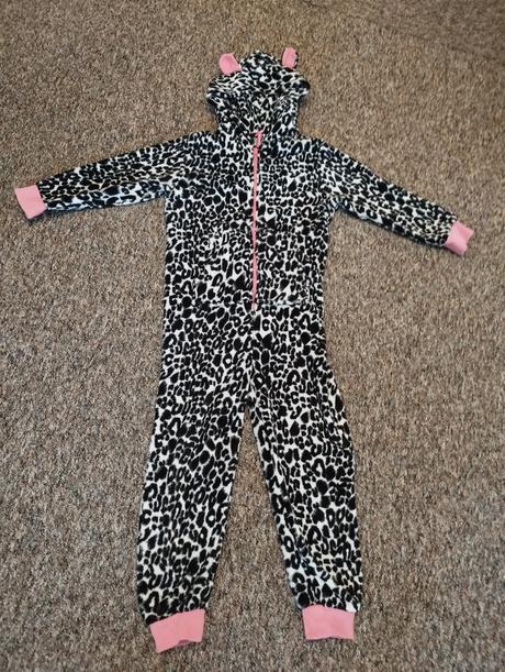 Teplejsi overal, next,134