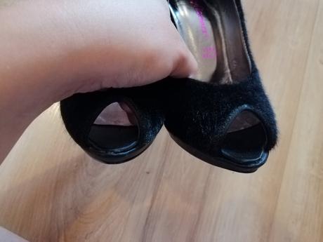 Čierne lodičky, 35