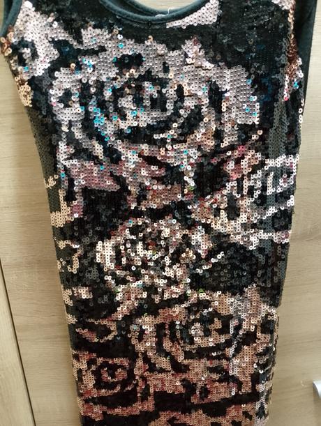 Elasticke trblietave saty, s