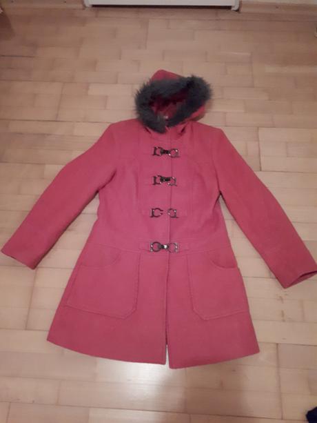 Štýlový kabát v sýtej ružovej farbe s kožušinkou, m