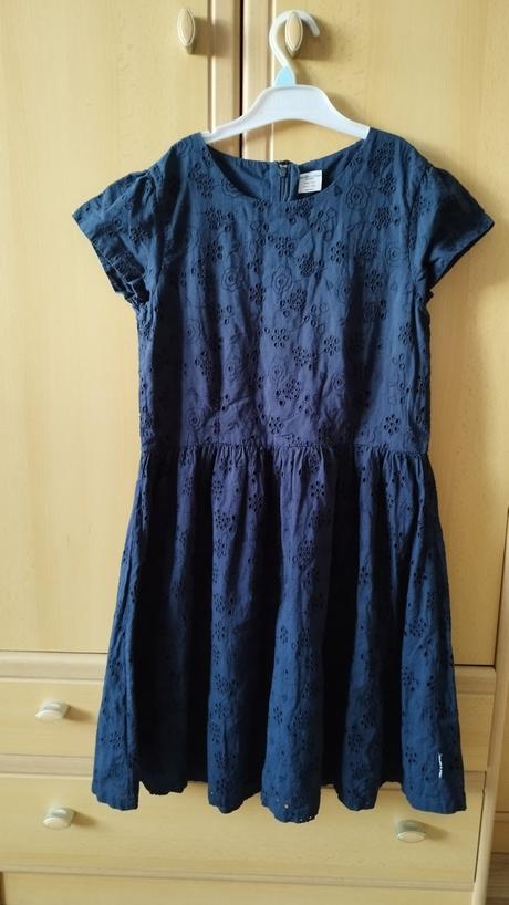 Tmavomodré madeirove šaty, 146